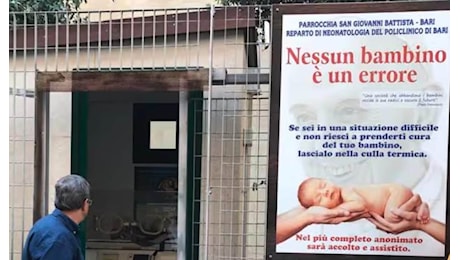 Cosa sappiamo sul neonato trovato morto a Bari nella culla termica di una chiesa durante un funerale