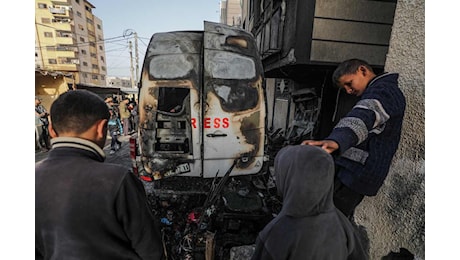 Gaza, bombardamenti sull’ospedale nel Nord della Striscia: 50 uccisi. Unicef: «Quattro neonati sono morti per ipotermia»