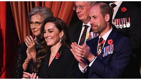 Kate Middleton, la prima foto dopo mesi di cure contro il cancro: abito nero e papavero rosso al fianco di William