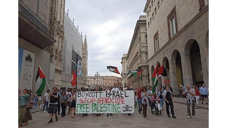 Tensione durante flash-mob al corteo per Gaza in centro a Milano