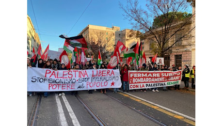 In migliaia al corteo Pro Palestina a Roma per chiedere lo stop al genocidio: petardi e fumogeni contro la polizia davanti la sede della Fao