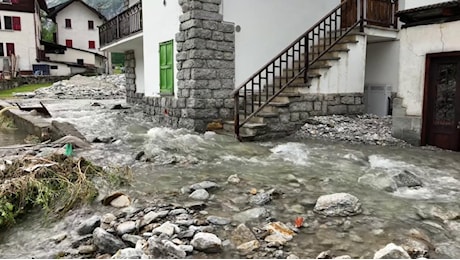 Maltempo in Piemonte, esonda il rio Tambach tra le case a Macugnaga: le immagini dal drone
