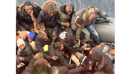 La foto commovente del neonato nato sul gommone il giorno dell'Epifania