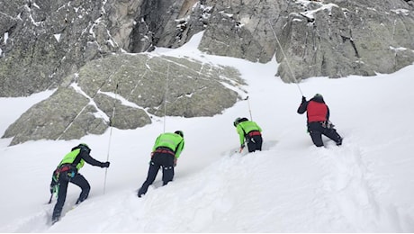 Trentino, trovato morto uno dei due alpinisti inglesi dispersi sull'Adamello