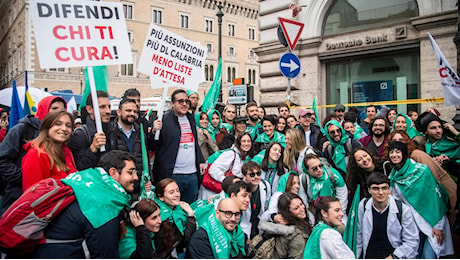 La protesta dei medici: “Siamo pochi, senza una vita oltre la corsia e veniamo picchiati”