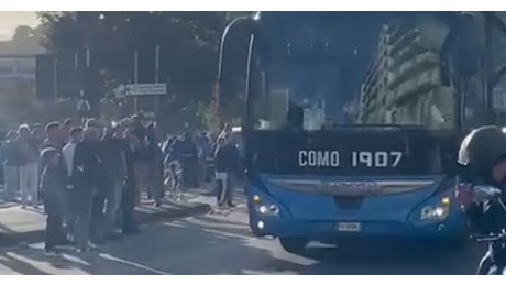 Il fischio d’inizio del match si avvicina: l’arrivo del pullman del Como al Maradona