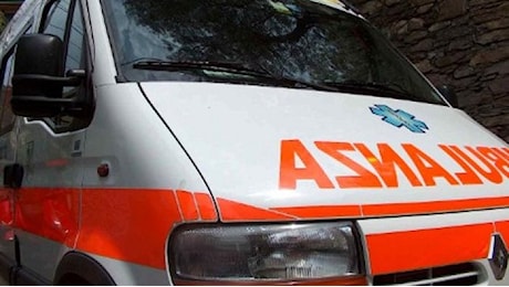 Autotrasportatore muore schiacciato da una pedana