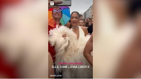 Anche Elodie sui carri del Pride a Milano: danze e musica in mezzo ai suoi fan