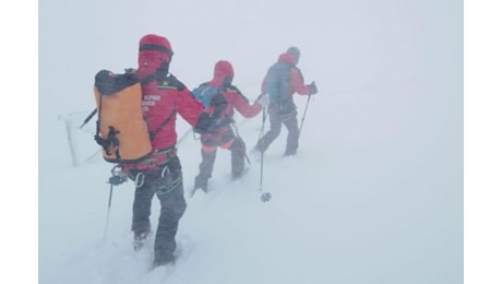 Cronaca meteo diretta - Bufera di neve sul Gran Sasso, sospese le ricerche dei due alpinisti dispersi. Video