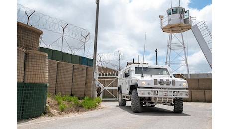 Libano, irruzione di carri armati israeliani in una postazione Unifil. Giorgia Meloni: «Attacchi inaccettabili