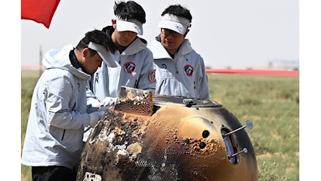 La sonda cinese Chang’e-6 rientrata sulla Terra, a bordo campioni del lato nascosto della Luna