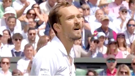 Medvedev ha rischiato la squalifica contro Alcaraz a Wimbledon: ha urlato parole irripetibili