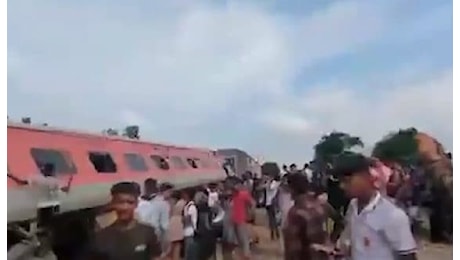 Treno passeggeri deraglia in India, 10 carrozze si ribaltano: almeno 4 morti e 20 feriti