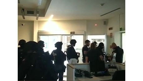 Ladri in banca: blitz della polizia nell’edificio circondato per ore. Banda era già scappata a mani vuote