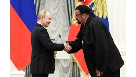 Steven Seagal: Morirei per Putin. E la Russia è pronta a mandarlo in guerra