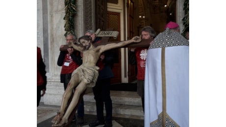 Giubileo, in centinaia a Massa per la cerimonia di apertura diocesana