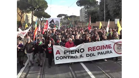 Nuovo corteo a Roma, in testa un'immagine di Meloni che bacia un gerarca fascista