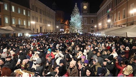 Botti, feriti e danni. Nessuna ordinanza, un’ora di esplosioni