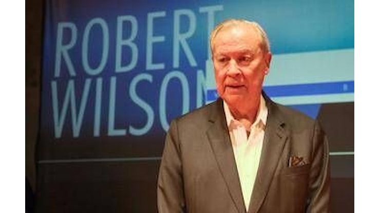Morto Bob Wilson, addio al regista visionario della scena contemporanea - Cremonaoggi Morto Bob Wilson, addio al regista visionario della scena contemporanea - Cremonaoggi