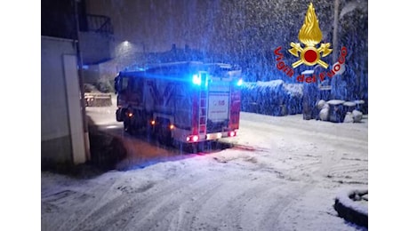 Alberi caduti e tagli piante per la neve: notte di lavoro per i vigili del fuoco, attenzione al giaccio