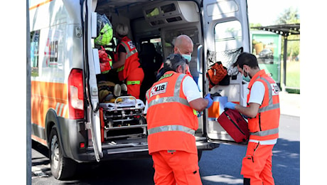 Milano, vigile travolto sulle strisce davanti a una scuola elementare: vivo per miracolo