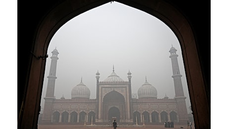 India soffocata dallo smog, a Delhi valori 60 volte sopra i limiti