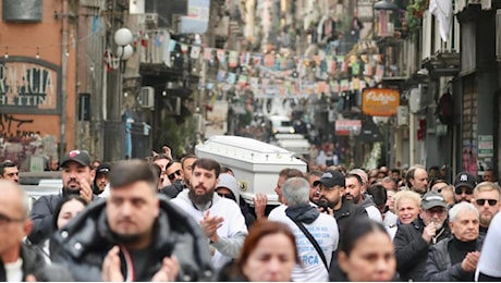 I funerali di Arcangelo Correra ucciso a Napoli, monsignor Battaglia: «Scegliete l'onestà o continuerà a morire»