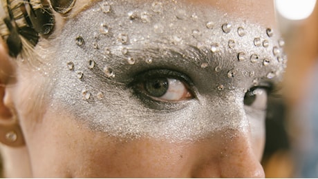 Un'analisi decennio per decennio del makeup creato da Pat McGrath a Vogue World: Parigi