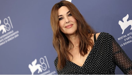 Il sogno di diventare avvocato, l'amore con Tim Burton e le rughe come forma di libertà: Monica Bellucci festeggia 60 anni