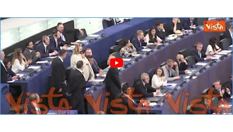 Aborto, scintille a Strasburgo: eurodeputata insorge in Aula con la museruola. Metsola la caccia (video)