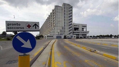 Donna di 39 anni in ospedale a Brindisi in condizioni gravissime: “Picchiata dal compagno, abbiamo sentito le urla”