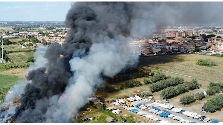 Roma, incendio al parco dell'Aniene a ridosso del ponte Nomentano: le fiamme negli accampamenti abusivi - Il Messaggero Roma, incendio al parco dell'Aniene a ridosso del ponte Nomentano: le fiamme negli accampamenti abusivi - Il Messaggero