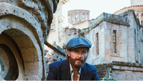 Jovanotti lancia il nuovo singolo, Montecristo , e viene al nostro Vanity Fair Stories