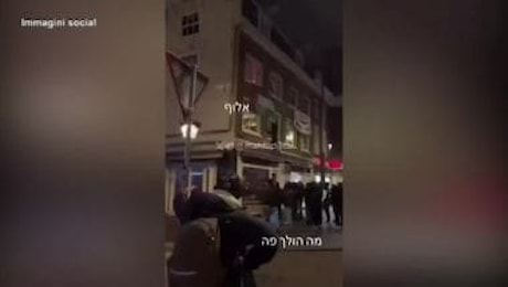 Amsterdam, tifosi israeliani strappano bandiera palestinese al grido Fuck you Palestine