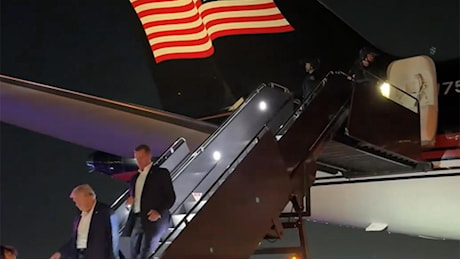 Trump visto scendere dal suo aereo dopo la sparatoria
