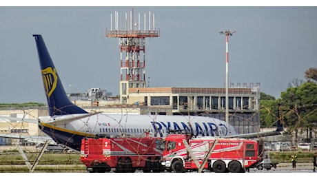 Va a fuoco il motore di un aereo in fase di decollo: chiuso l'aeroporto