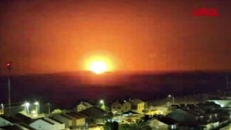 Gaza, il cielo notturno illuminato dalle esplosioni