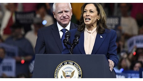 Kamala Harris sceglie Tim Walz come vice. Primo comizio insieme: 'Siamo gli inseguitori ma vinceremo'