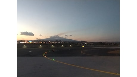 Eruzione dell’Etna, chiuso uno spazio aereo: voli limitati all’aeroporto