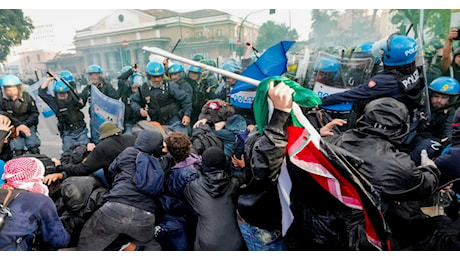 Roma, piazza blindata per i pro Palestina. Sassi e bomboni, poi il corteo si fa