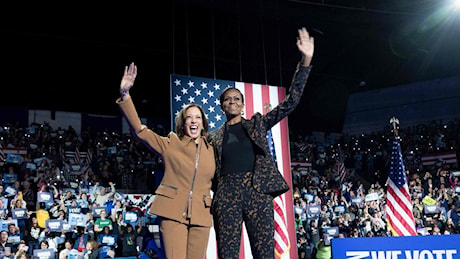 Michelle Obama sul palco con Harris, show anti Trump: “Donne libere se vince Kamala”