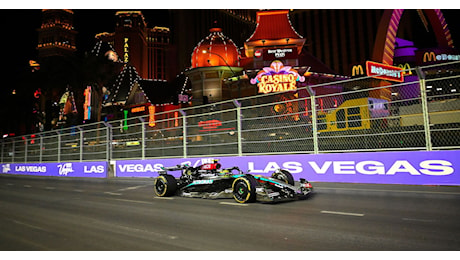 Libere Las Vegas: Hamilton e la Mercedes brillano nella notte, Ferrari 4ª e 5ª dietro a Norris, Verstappen in ombra