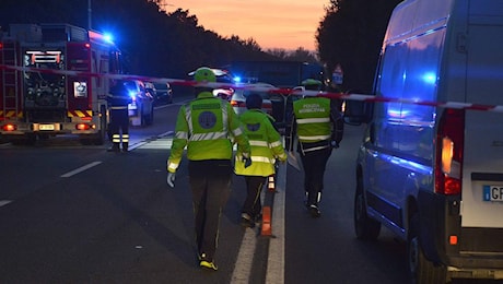 Tragica carambola, si ferma a soccorrere i feriti e muore travolto da un’altra vettura