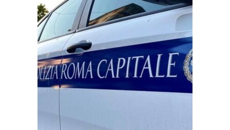 Incidente a Roma, 53enne perde il controllo della moto, si schianta contro un cancello e muore