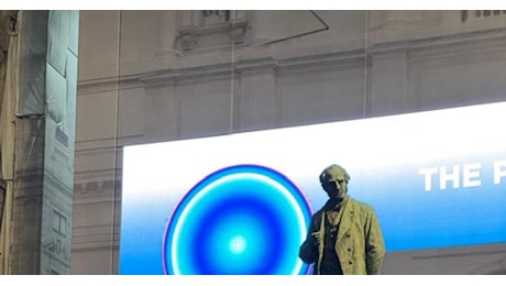 Piccadilly Circus a Milano. Mentre si accendono le luminarie natalizie, Stefano Simontacchi regala alla città un’installazione immersiva di ledwall. Stasera a Piazza San Fedele per meditare sotto le stelle.