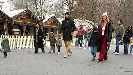 Chiara Ferragni, la nuova vita (e il Natale anticipato) con i figli tra le bancarelle ai giardini pubblici di Milano e al bowling con Giovanni Tronchetti Provera