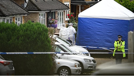 Gran Bretagna: moglie e due figlie del giornalista John Hunt uccise da un uomo con la balestra