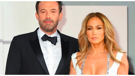 Jennifer Lopez e Ben Affleck avvistati per la prima volta dopo il divorzio: «Si tenevano per mano e si baciavano»