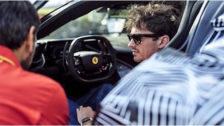 Charles Leclerc e Carlos Sainz con la Ferrari F80 in pista a Fiorano