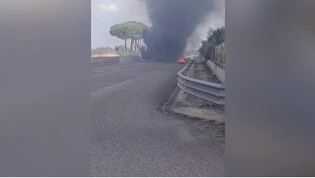 Assalto a un portavalori nel Salento, la colonna di fumo per le auto incendiate: Attenti o qui esplode tutto